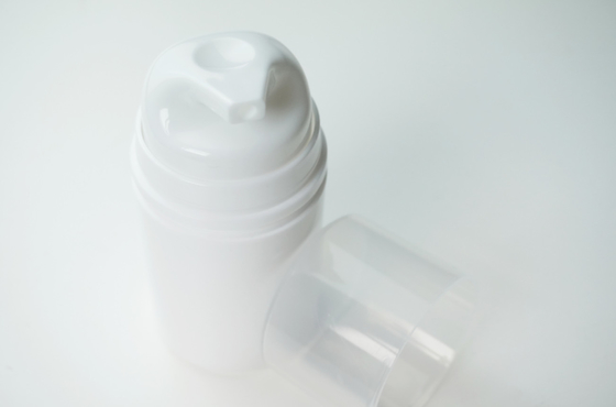 30ml 50ml80ML 100ML 150Ml স্ন্যাপ অন নলাকার এয়ারলেস পাম্প বোতল সাদা পিপি প্লাস্টিক উপাদান